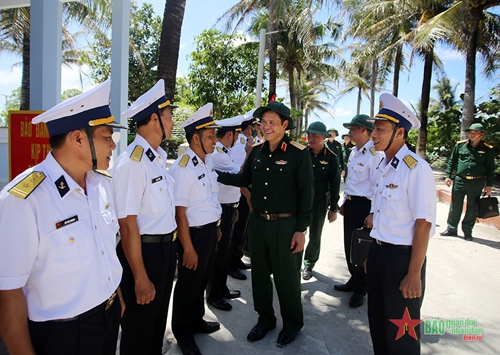 Thượng tướng Vũ Hải Sản thăm, kiểm tra quần đảo Trường Sa